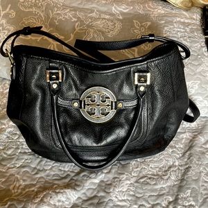 Soft black leather Tory Burch purse w/ detachable crossbody strap. Snap closure